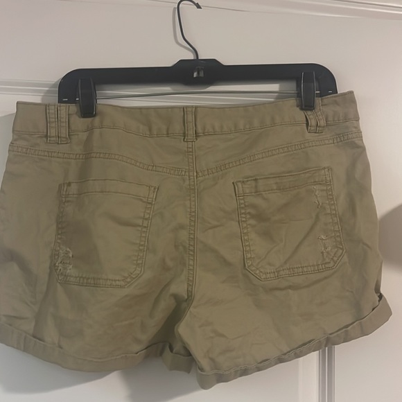 Cute short Khaki distressed shorts - Picture 3 of 3